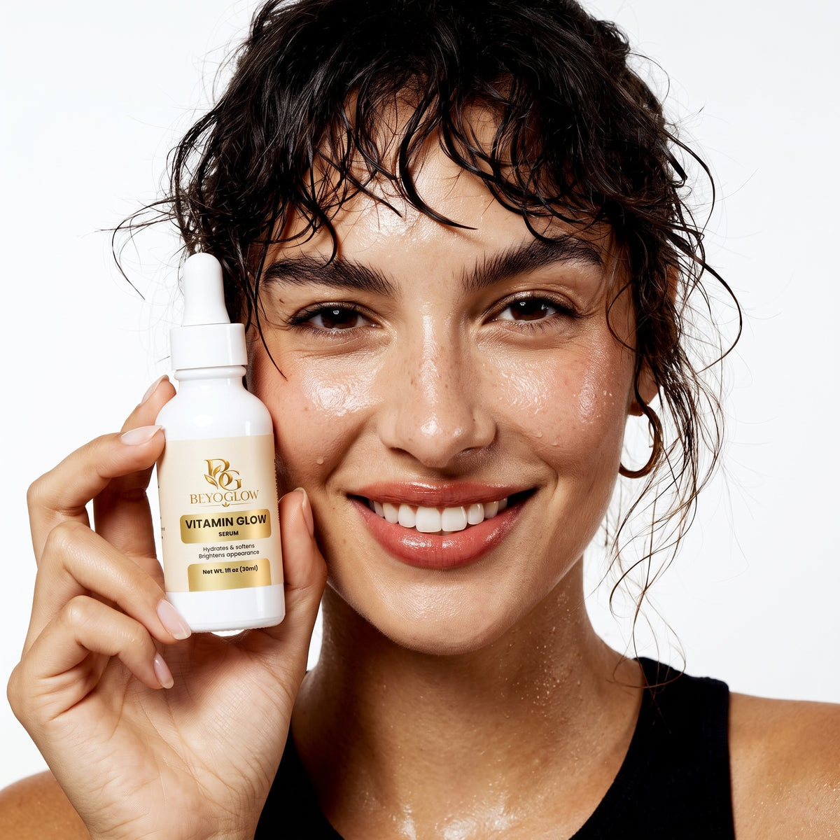 Applying BEYOGLOW Vitamin Glow Serum to clean skin
